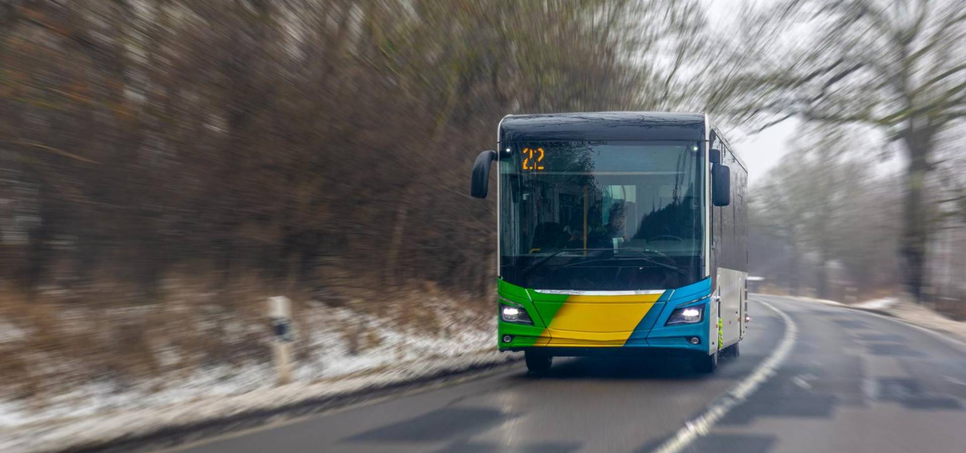 Autocar moderne sur route de campagne