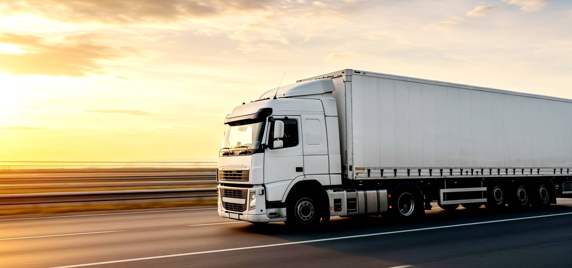 Semi-remorque sur autoroute en mouvement