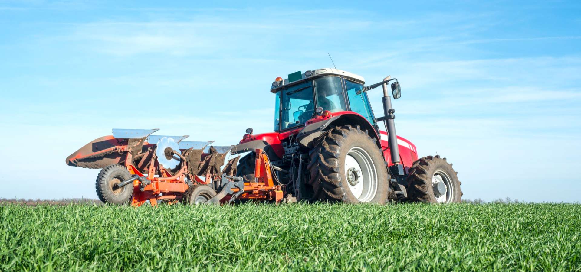 Champ agricole au lever du soleil, campagne française